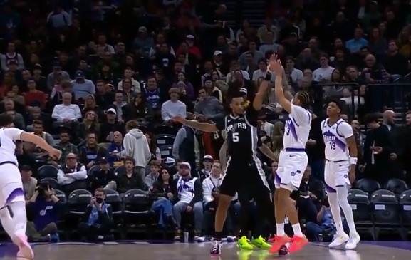 必赢-这球升级一级恶意！基昂特·乔治三分命中 卡斯尔扑防不及送加罚